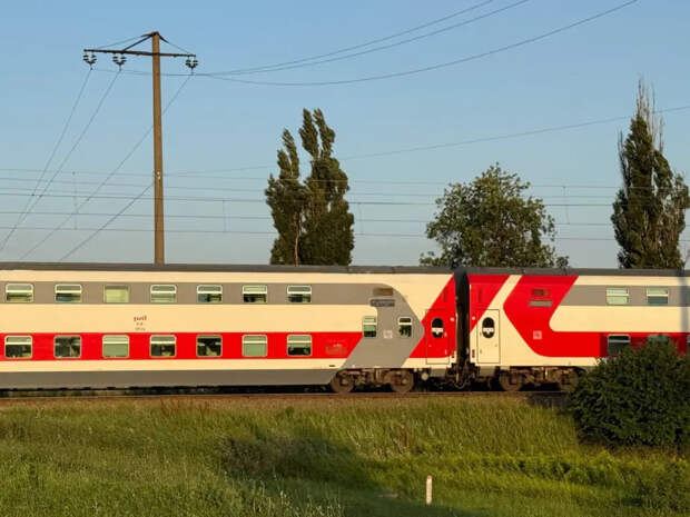 Забудьте про духоту и соседей: названы места в плацкарте, которые лучше купе