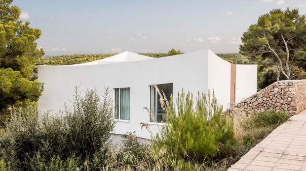 Изогнутый дом для отпуска в Испании