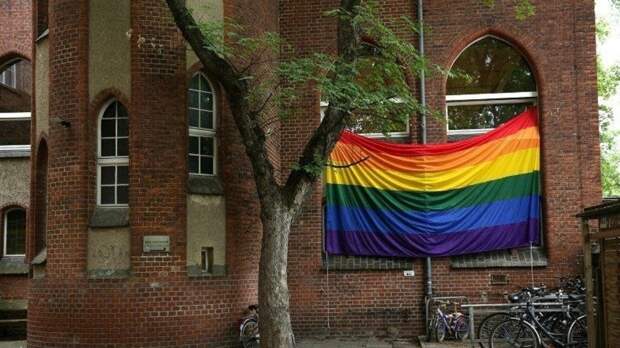 «Любовь — это халяль»: на берлинской мечети появился флаг в поддержку ЛГБТ