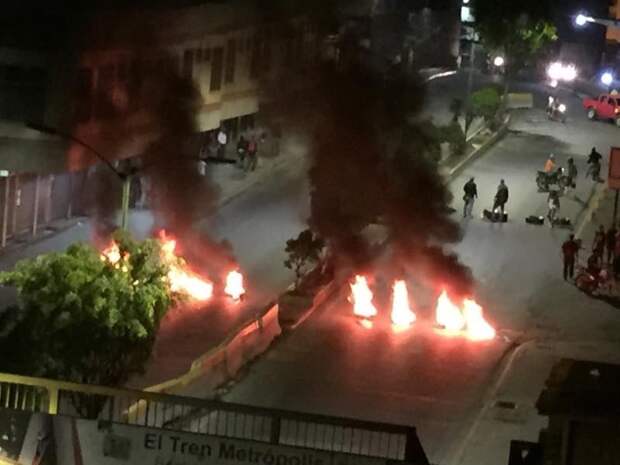 В Венесуэле протестующие перекрывали дороги горящими покрышками