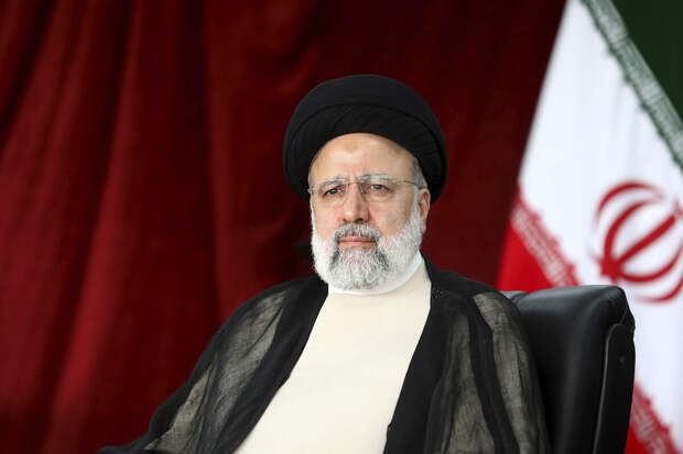Аятолла Хаменеи выразил надежду на спасение Раиси после крушения