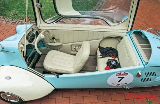 Два места тандемом и прозрачный колпак (по-самолетному – «фонарь») напоминают об авиационном прошлом. 