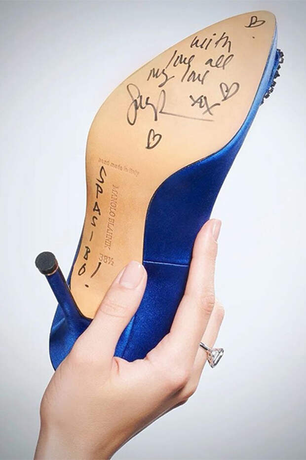 В сети обсуждают скандал на аукционе из-за туфель Кэрри Брэдшоу с автографом Сары Джессики Паркер