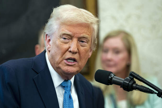 Трамп назвал глупым вопрос о якобы передаче Россией разведданных Ирану