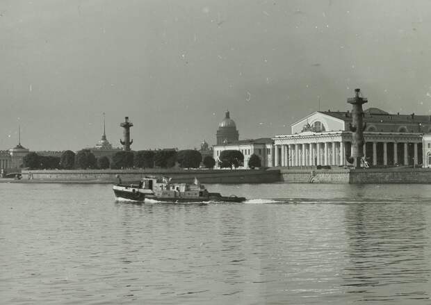1971. Вид на Ростральные колонны с реки