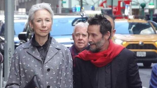 Все еще не женаты? Подруга Киану Ривза показала золотое кольцо на безымянном пальце