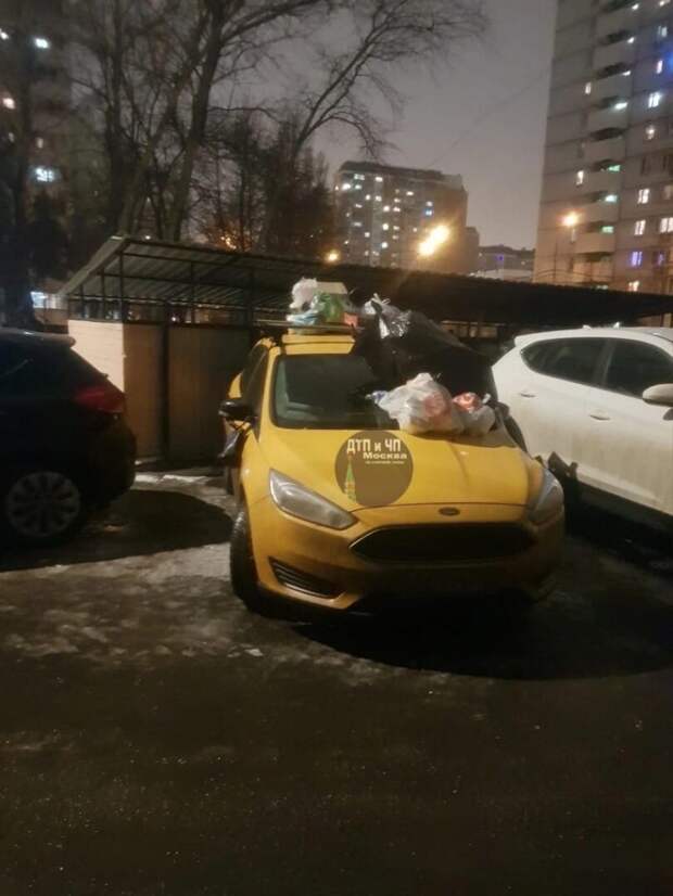 Жители Хорошёво-Мнёвников наказали автомобилиста за неправильную парковку