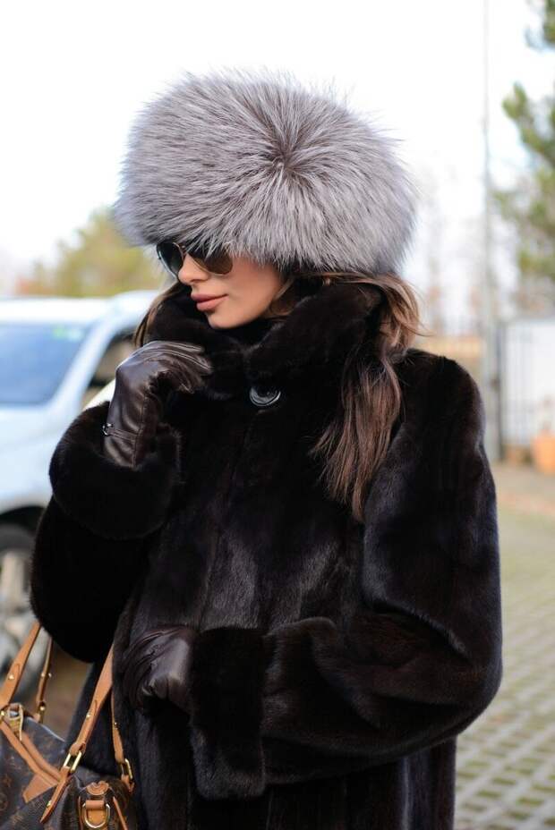 Выбирая новую одежду, важно обращать внимание не только на качество и красоту, но и на актуальность моделей. Дело в том, что вещи, которые давно вышли из моды и устарели, способны добавить возраст.-12