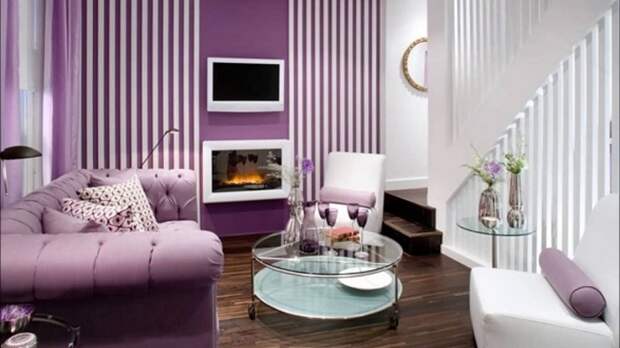 Гостиная с маленькой площадью оформлена в фиолетовых оттенках, что добавляет еще большей утонченности и нежности.