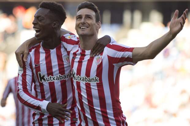 Athletic Bilbao’s forward Aritz Aduriz celebrates after scoring with forward Inaki Williams