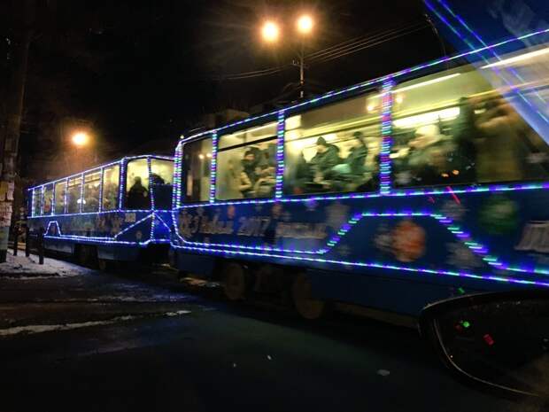 На Днепре засветился в прямом смысле этого слова вот такой трамвай новогоднее настроение, новый год, транспорт, украшения