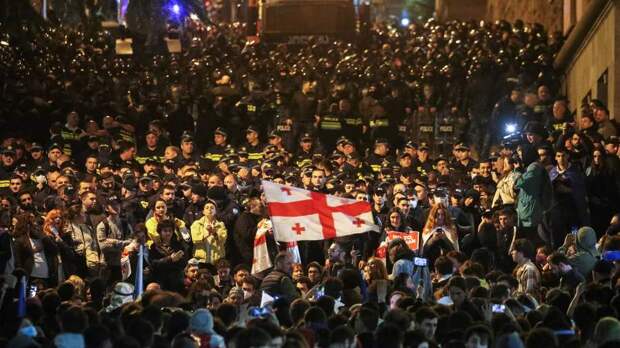 В Тбилиси в ходе митинга против закона об иноагентах пострадали трое полицейских