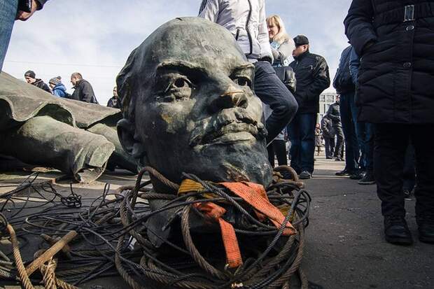 Картинки по запросу снос памятников на украине