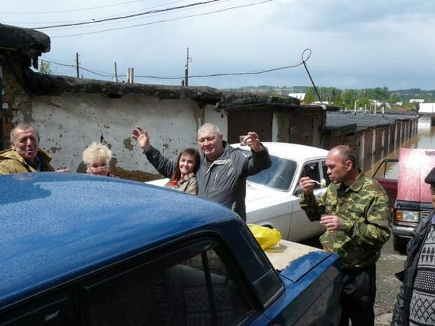Как спасали автомобили из затопленных гаражей Как спасали автомобили из затопленных гаражей
