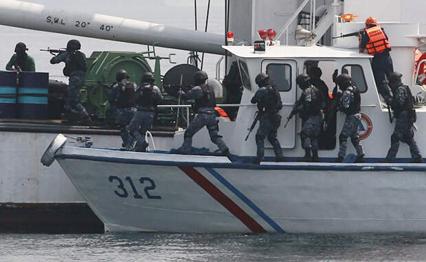 Южно-Китайское море Нападений за год: 62 В прошлом году объединенным силам Филиппинской береговой охраны и Антитеррористической группировке ВМС США пришлось совместно отбивать сухогруз, захваченный пиратами неподалеку от Манилы. Всего же за прошедший год нападению подверглось более 60 судов, примерно половина не найдена до сих пор.