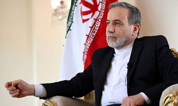 «Дырявый»: Аракчи высмеял призыв Трампа к созданию флота в Ормузском проливе