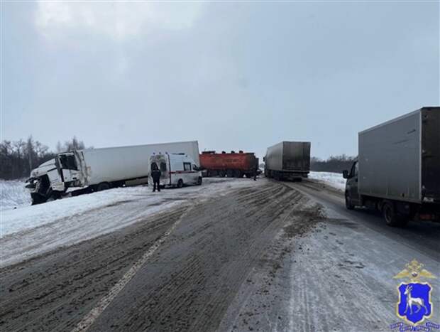 Сразу четыре грузовика врезались на трассе М-5 в Самарской области