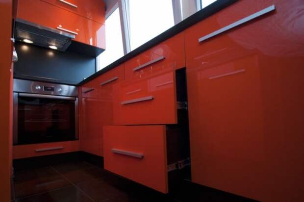дизайн балкона маленького размера кухня красного цвета 