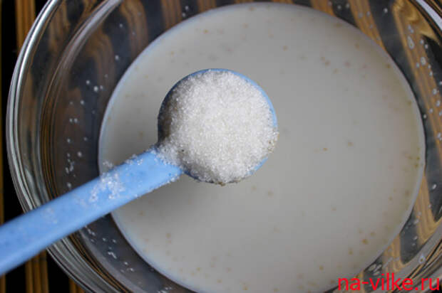 Добавить сахар в дрожжи с молоком