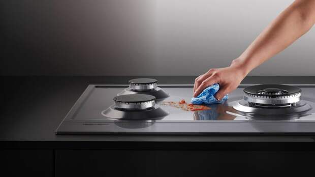 При чистке плиты не стоит увлекаться абразивными средствами, способными повредить поверхность