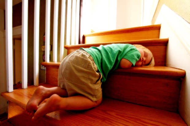 18 фото детей, которые могут уснуть где угодно и без мягкой подушки