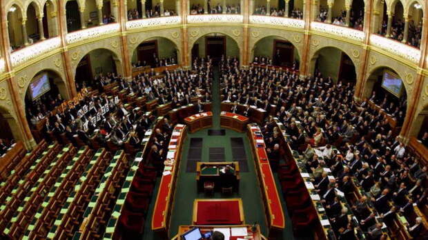 Парламент Венгрии одобрил закон о ЛГБТ, вызвавший протесты