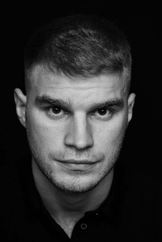 Внебрачный сын Михаила Пореченкова до 19 лет жил, не зная отца. Тем не менее он вырос очень похожим на него