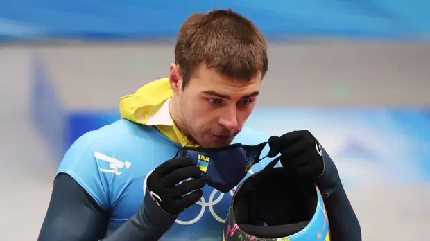 Украинский скелетонист показал на Олимпиаде политический плакат «Нет войне»