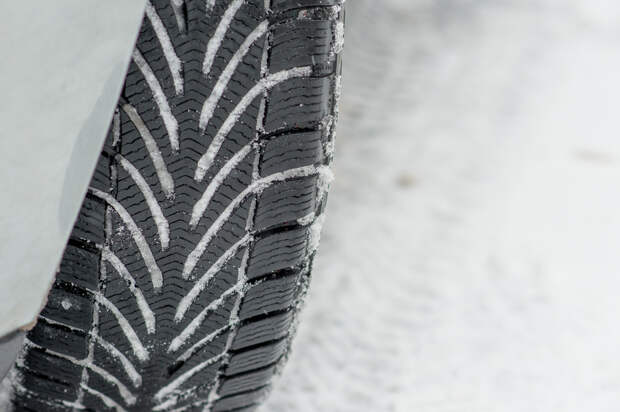 На улице Кутузова в Туле собралась пробка из-за застрявших в снегу фур