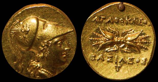 Золотая декадрахма Агафокла: на аверсе монеты изображена голова Афины, на реверсе — связка молний и надписи «Агафокл» и «Басилевс» - Нечестивец Агафокл | Warspot.ru