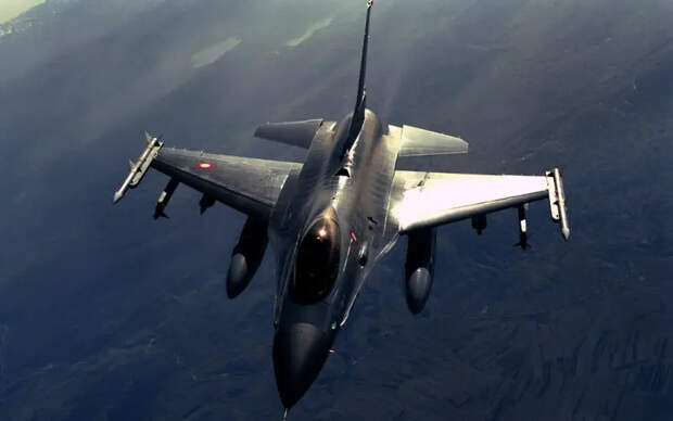 Западная пресса: Киев рассчитывает получить первые F-16 уже в ближайшие месяцы