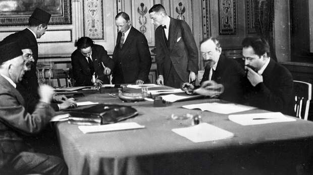 Наркоминдел Чичерин (2-й справа) подписывает договор о "дружбе и братстве" с Турцией 