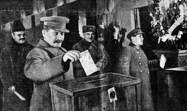 Ежов (справа), Сталин, Молотов и Ворошилов на выборах 1937 года.