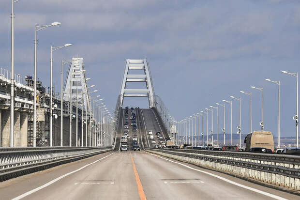 Движение по Крымскому мосту было приостановлено на полчаса