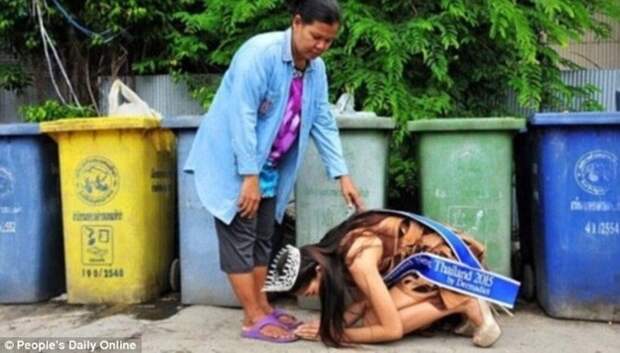 Тайская королева красоты стала на колени перед матерью, работающей дворником люди, мама, уважение