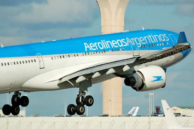 Aerolineas Argentinas flight taking off from airport