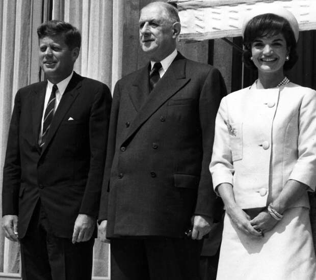 Джон Кеннеди, Шарль де Голль и Жаклин Кеннеди в костюме работы Олега Кассини в время визита в Париж