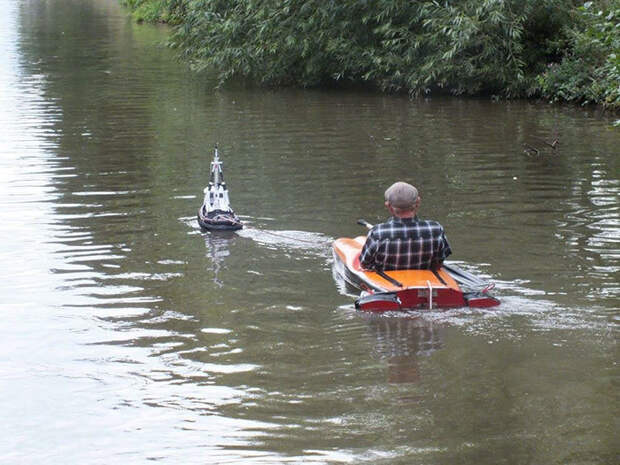 Этот мужчина придумал гениальный способ сплавиться по реке, не прилагая никаких усилий!