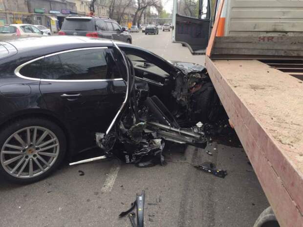 По данным патрульной полиции, никто из участников аварии не пострадал. Скопировано с сайта http://odessa-life.od.ua panamera, авария, дтп, порше