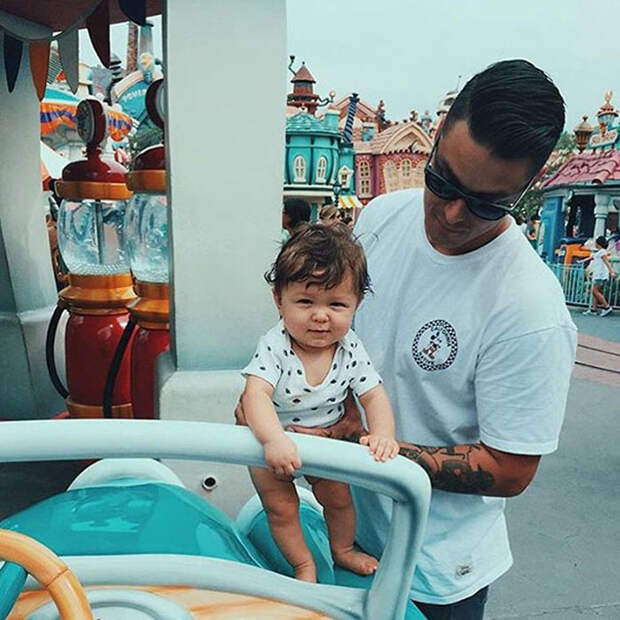 В сказочном Диснейленде. Instagram: dilfs_of_disneyland.