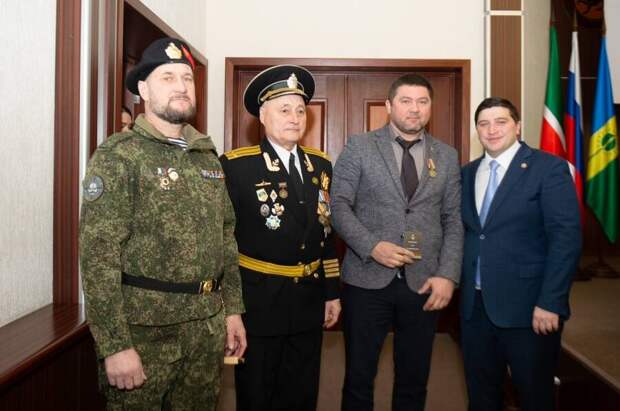 «Вместе мы сила, и вместе мы победим!»: Радмир Беляев наградил волонтеров СВО
