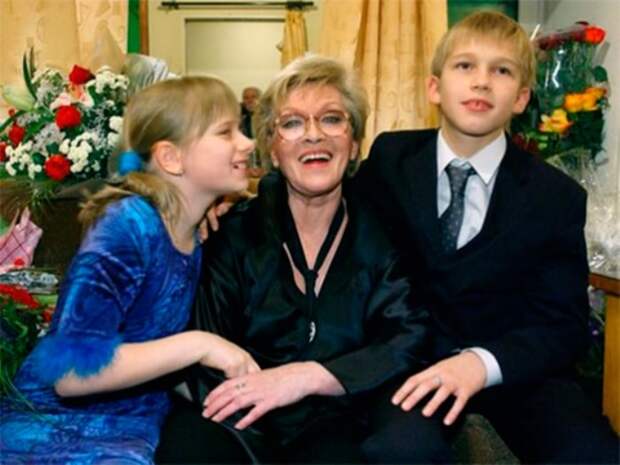 Алиса Фрейндлих с любимыми внуками | Фото: kinotime.org