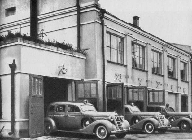 Фото 1936 г. 4-я подстанция Скорой помощи на Брянской улице скорая, скорая помощь. ретро фото