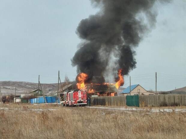 Жилой дом полыхает в Краснокаменске