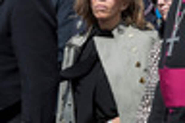 Двубортная куртка Louis Vuitton прикрывала плечи будущей первой леди на церемонии памяти Жанны д'Арк в Орлеане в 2016 году.