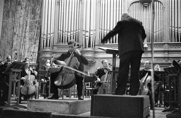Выступление Ростроповича в Большом зале Московской консерватории на Конкурсе молодых исполнителей, 1947 год.