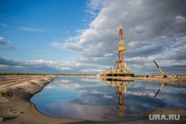 Нефтяная буровая. Ноябрьск, буровая вышка, отражение, водоем, нефтяная вышка, добыча нефти, нефть