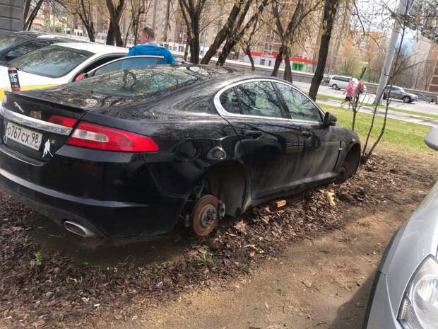 В Хорошёво-Мнёвниках «разули» престижный автомобиль «Ягуар»