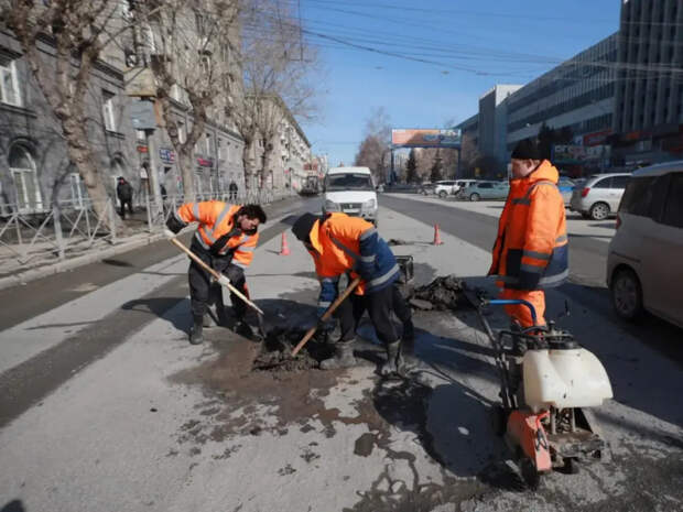 В Новосибирске начали заделывать ямы на дорогах
