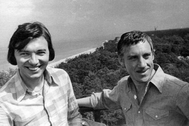 Карел Готт и Владимир Высоцкий в г. Дубулты (Латвия) Фото О. Мартинсона, 6 августа 1972 года (из архива Сергея Демина)